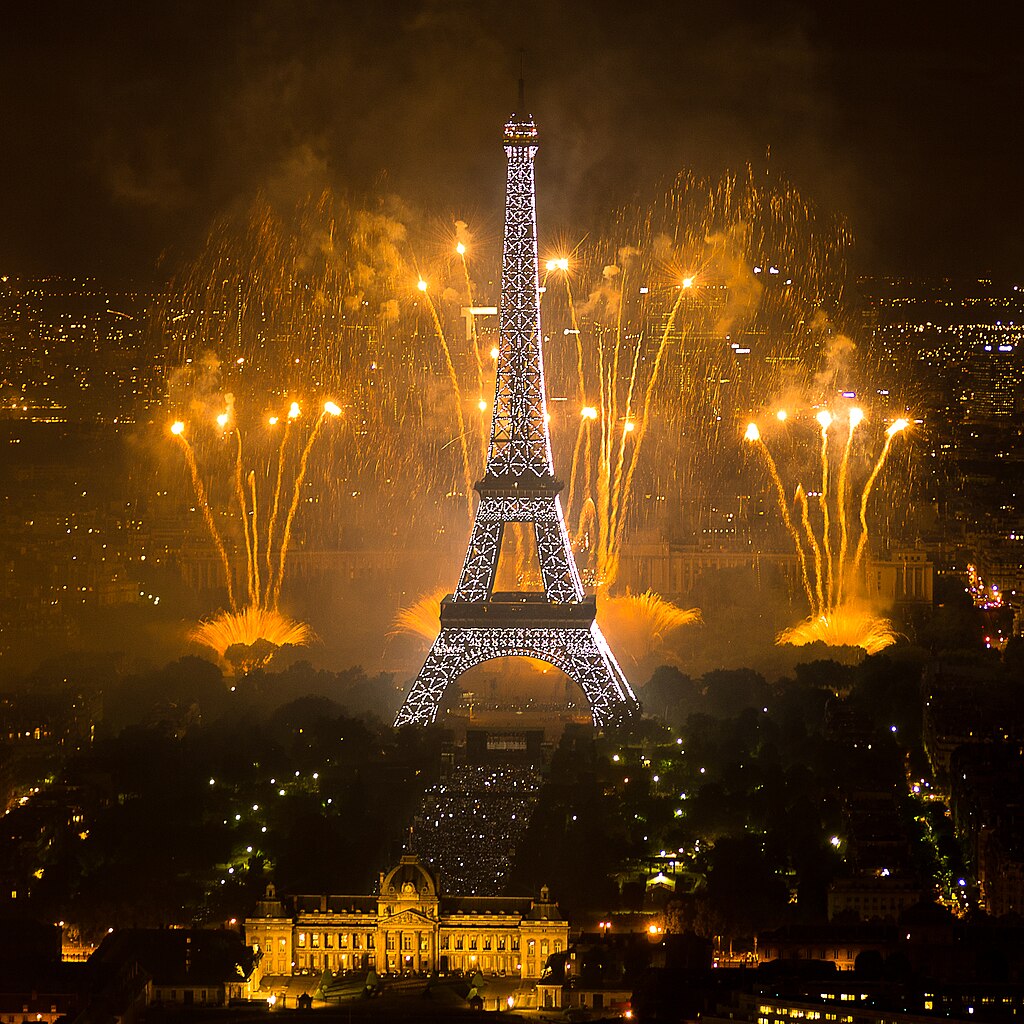 2011 Fireworks on Eiffel Tower 01